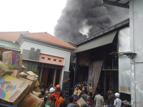 Kondisi kebakaran di gudang mainan milik Wahyudi di Jalan Abdul Rahman Saleh Jombang. (Foto: Adi Rosul / JombangTIMES)