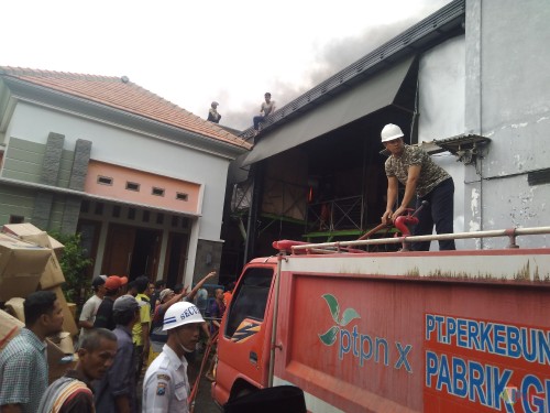Proses pemadaman api di gudang mainan anak-anak di Jombang. (Foto : Adi Rosul / JombangTIMES)