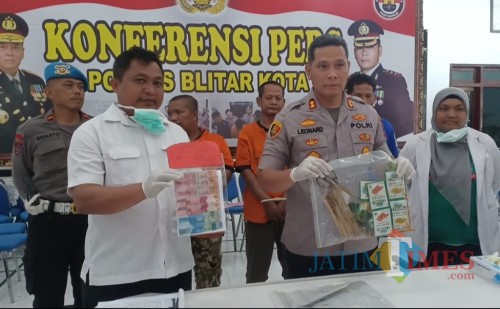 Polres Blitar Kota saat press release ungkap kasih bisnis ayam tiren.(Foto : Team BlitarTIMES)