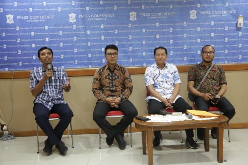 Konferensi pers yang digelar Humas Pemkot Surabaya.