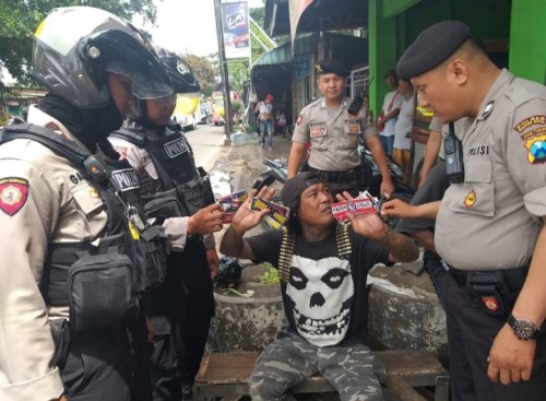 Salah seorang oknum penjual stiker yang ditertibkan petugas di kawasan Gadang (ist)