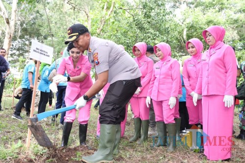 Kapolres Tulungagung AKBP Eva Guna Pandia saat tanam pohon (Foto: Istimewa / TulungagungTIMES)