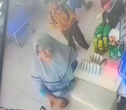 Terduga pelaku gendam bermotif tukar uang (hijab abu-abu) saat terekam kamera CCTV. (Foto : Istimewa)
