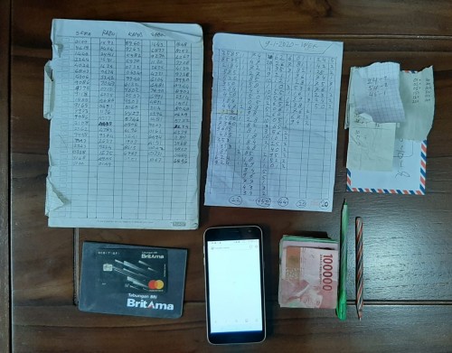 Barang bukti perjudian togel yang diamankan petugas dari tangan tersangka Bambang Suhermanto.