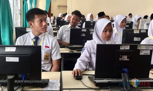Pelajar saat mengikuti UNBK di SMPN 1 Kota Batu. (Foto: Irsya Richa/MalangTIMES)