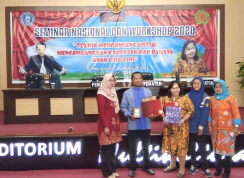 Para pemateri dalam seminar dan workshop teknik mendongeng untuk mengembangkan karakter dan bahasa anak usia dini saat berfoto bersama civitas Unikama (ist)