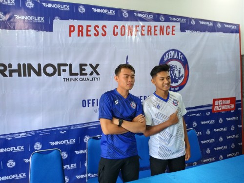 Vikrian Akbar (biru) dan Titan Agung saat menjadi pemain yang mengenalkan jersey pra musim Arema FC (Hendra Saputra)
