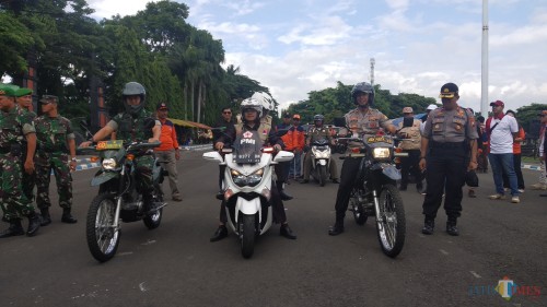 Wali Kota Malang Sutiaji membonceng Wakil Walikota Malang Sofyan Edi Jarwoko (tengah) mengendarai kendaraan untuk konvoi mengelilingi lapangan Rampal usai melakukan apel siap siaga dan doa bersama. (Pipit Anggraeni/MalangTIMES).