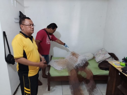 Kapolsek Sukun, AKP Suyoto saat mendatangi lokasi penghuni kos yang ditemukan meninggal dalam kamar kos (ist)