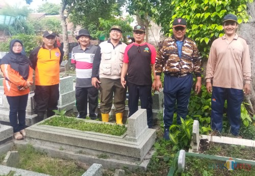Wakil Wali Kota Malang, Sofyan Edy Jarwoko (dua dari kanan) dan Kepala UPT PPU, Takroni Akbar (tiga dari kanan) saat melalukan kegiatan penanaman pohon di TPU Gading Kasri (Anggara Sudiongko/MalangTIMES)