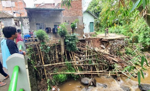 Tanah longsor di Jalan Kelud, Kelurahan Sisir, Kecamatan Batu.