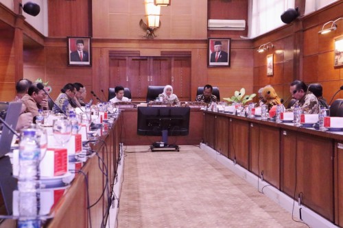 Rapat terbatas yang dipimpin Gubernur Jatim Khofifah