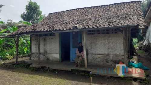 Kondisi rumah Nenek Atun di Kelurahan Buring, Kecamatan Kedungkandang Kota Malang yang direncanakan masuk dalam program bedah rumah (Pipit Anggraeni/MalangTIMES)