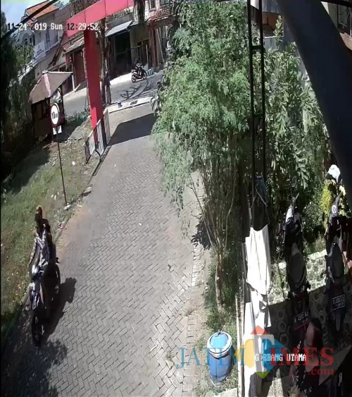 Hasil rekaman CCTV sesaat setelah pelaku penjambretan melancarkan aksinya (Foto : Humas Polres Malang for MalangTIMES)