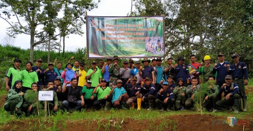 Pose Forkom BKPH, Perhutani BKPH Tulungagung dan Muspika Kecamatan Pagerwojo di lokasi Reboisasi (Foto: Anang Basso / TulungagungTIMES)