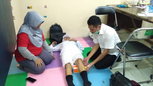 Suasana terapi rehab medis yang dilakukan petugas kesehatan dari Puskesmas Kedungkandang (Foto: Dokumentasi Puskesmas Kedungkandang)