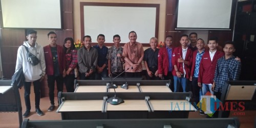 Rektor Unikama, Dr. Pieter Sahertian (tujuh dari kiri) saat foto bersama pengurus KPU, Panwaslu, Saksi dan Timses (ist)