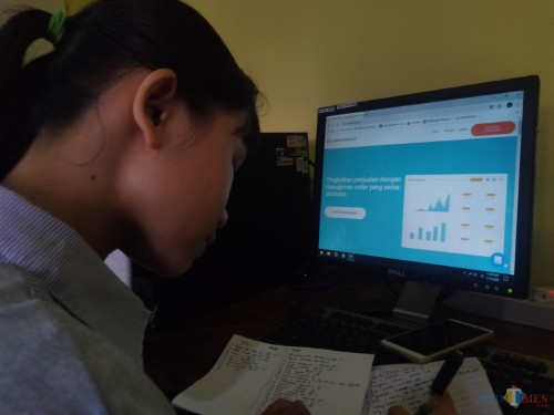 Salah satu karyawan digital marketing milik Veris terlihat sibuk di depan perangkat komputer. (Foto : Adi Rosul / JombangTIMES)