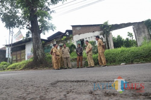Wali Kota Malang Sutiaji (tengah kenakan jaket hitam) saat melihat langsung kondisi Jl. Raya Madyopuro yang rusak parah (Humas Pemkot Malang for MalangTIMES).
