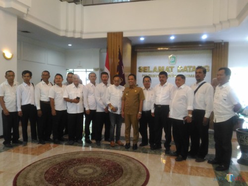 Pengurus Gapensi Lumajang bersama Bupati Lumajang H. Thoriqul Haq (Foto : Moch. R. Abdul Fatah / Jatim TIMES)