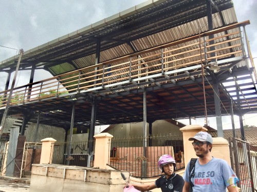 Salah satu bangunan yang tidak memiliki IMB. (Foto: Irsya Richa/MalangTIMES)