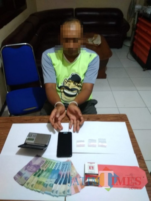 Tersangka Bachron Chrisantono beserta barang bukti sabu saat diringkus polisi. (Foto: Humas Polres Malang for MalangTIMES)