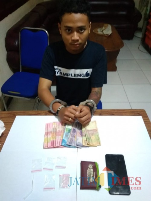 Tersangka Bejo Parmanto beserta barang bukti narkoba jenis sabu saat diringkus polisi. (Foto : Humas Polres Malang for MalangTIMES)