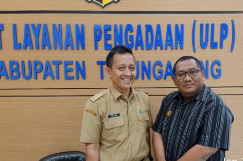 Tokoh Pengusaha Eko Puguh saat di ULP Kabupaten Tulungagung / Foto : Istimewa / Tulungagung TIMES