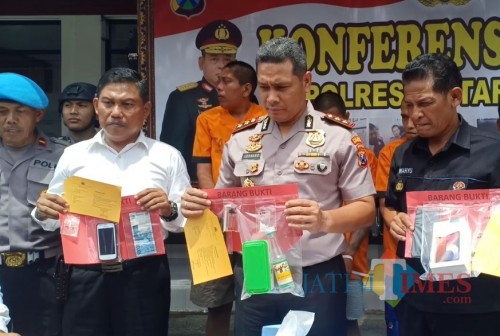 Polisi menunjukkan BB sabu-sabu dari tersangka Bambang Setiawan. (Foto : Team BlitarTIMES)