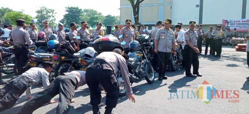 Anggota bBhabinkamtibmas di hukum push up oleh Kapolres lantaran peralatan yang mereka bawa kurang lengkap (Joko Pramono for Jatim Times)
