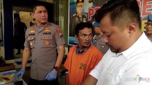 Samsul Arifin (tengah baju orange) saat ditunjukkan ke media oleh Kapolres Jember (foto : Moh. Ali Makrus / JatimTIMES)