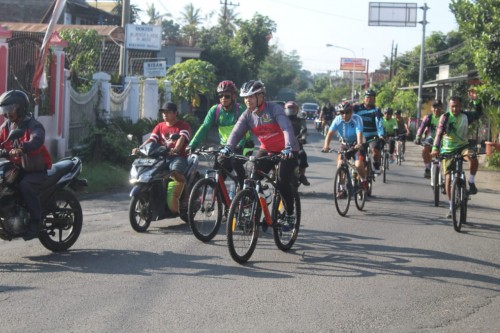 Dandim 0808/Blitar Letkol Inf Kris Bianto mengajak anggotanya olahraga gowes