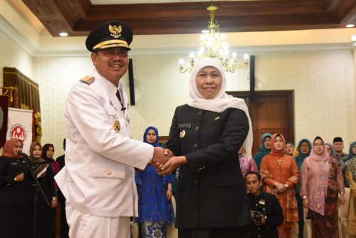 Gubernur Jatim Khofifah ketika melantik Bupati Mojokerto