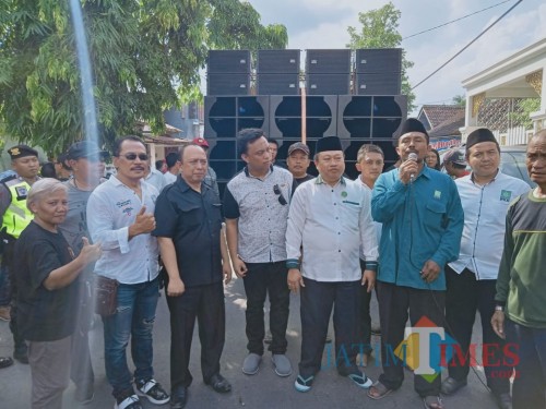 Henry Pradipta Anwar (4 dari kiri) bersama petinggi parpol dan petinggi serta tokoh PKB Kota Blitar.(Foto : Aunur Rofiq/BlitarTIMES)