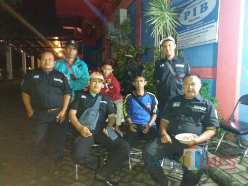 Koordinator Tagana Kota Malang, Djoko Anung Priyanto (duduk paling kanan) bersama anggotanya (Tagana for MalangTIMES)