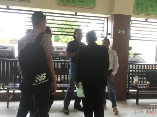 Koordinator kuasa hukum ZA, Bhakti Riza Hidayat (tengah rambut gondrong) sesaat setelah proses persidangan pembacaan dakwaan berakhir (Foto: Ashaq Lupito / MalangTIMES)