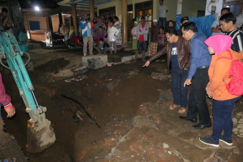 Wali Kota Malang Sutiaji (jaket coklat) saat memeriksa kondisi kebocoran pipa Perumda Tugu Tirta Kota Malang di lokasi semalam (Senin, 13/1) (Foto: Humas Pemkot Malang)