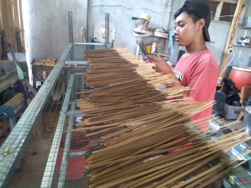 Proses penjemuran dupa di rumah produksi dupa milik Fachrur Rohman di Desa Bawangan, Kecamatan Ploso, Jombang. (Foto : Adi Rosul / JombangTIMES)