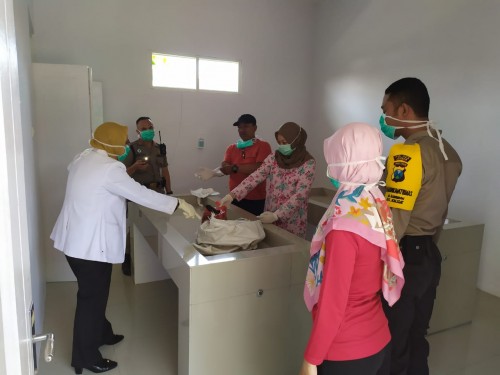 Mayat bayi saat dievakuasi di kamar mayat RS. Kalisat. (Foto: Istimewa)