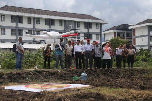 Uji Coba Drone Canggih Karya Dosen Fakultas Pertanian dan Peternakan (FPP) Dr. Ir. Wahono, MT. (Foto istimewa)