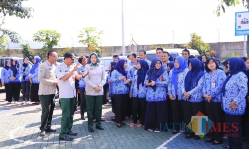 Wali Kota Batu Dewanti Rumpoko saat bersama para ASN di halaman parkir Balai Kota Among Tani beberapa saat lalu. (Foto: Irsya Richa/MalangTIMES)
