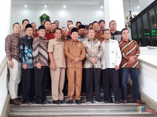 Wali Kota Malang Sutiaji (berkopyah) bersama KADIN Kota Malang usai pelaksanaan Audiensi di Balaikota Malang, Selasa (14/1) (Arifina Cahyanti Firdausi/MalangTIMES)