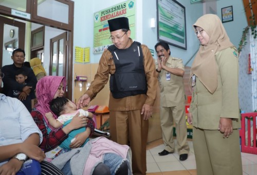 Wali Kota Malang Sutiaji (berkopyah) saat menyapa pengunjung di Puskesmas Kendalsari, Selasa (14/1) (Foto: Humas Pemkot Malang)