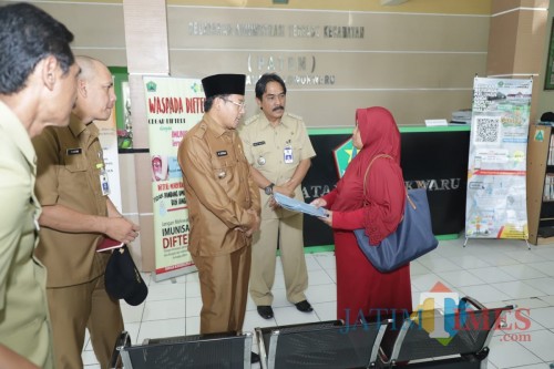 Wali Kota Malang Sutiaji saat menemui warga yang tengah mengurus administrasi kependudukan di kantor Kecamatan Lowokwaru (Humas Pemkot Malang for MalangTIMES).