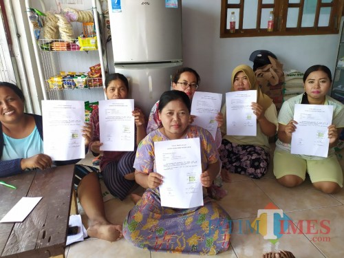 Beberapa keluarga yang menyatakan mundur sebagai penerima PKH (Foto : Moch. R. Abdul Fatah / Jatim TIMES)