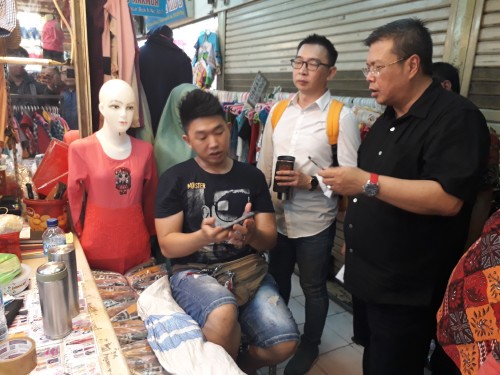 Anggota Komisi B John Thamrun ketika sidak ke Pasar Kapasan.