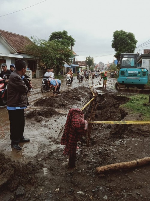 Proses pembersihan jalan dan pengamanan lokasi titik kebocoran baru pipa oleh petugas Perumda Tugu Tirta Kota Malang. (Foto: Istimewa)