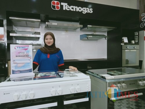 Karyawan menunjukkan kompor free standing Azalea yang lagi promo di Graha Bangunan.(Foto : Aunur Rofiq/BlitarTIMES)