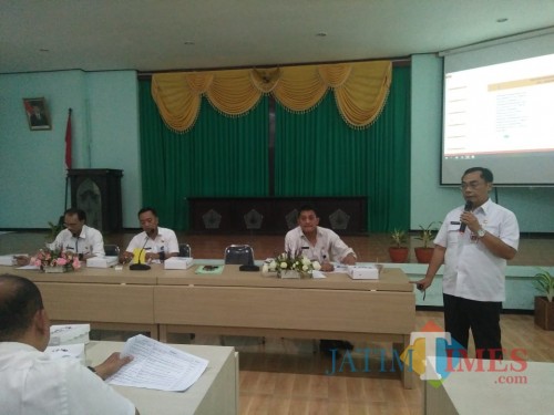 Kepala DPUPRPKP saat melakukan paparan kegiatan yang akan dilaksanakan tahun 2020 di Kecamata Kedungkandang (Anggara Sudiongko/MalangTIMES)