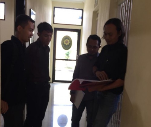 Koordinator Kuasa Hukum ZA, Bhakti Riza Hidayat (pegang berkas eksepsi) sesaat sebelum menjalani persidangan pelaku pembunuh begal
